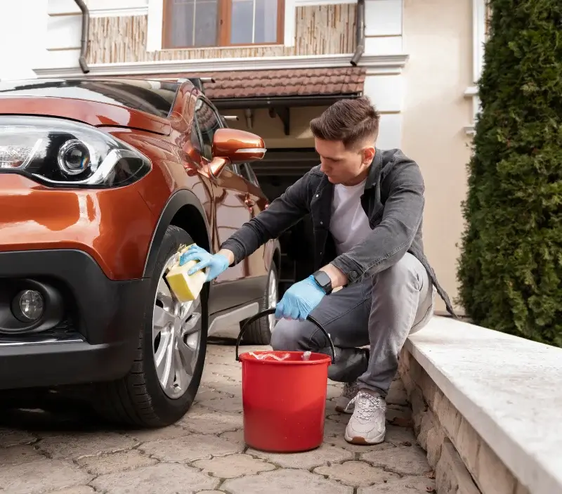 Lavage auto à domicile Moncale : professionnel intervenant sur un véhicule